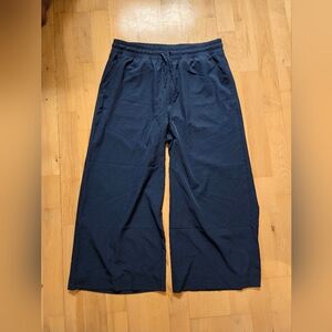 Old Navy navy blue stretchy Capri pant wide leg